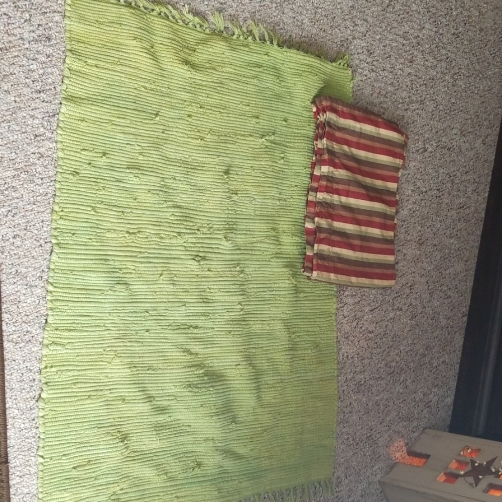 Kitchen rug and kitchen window valance